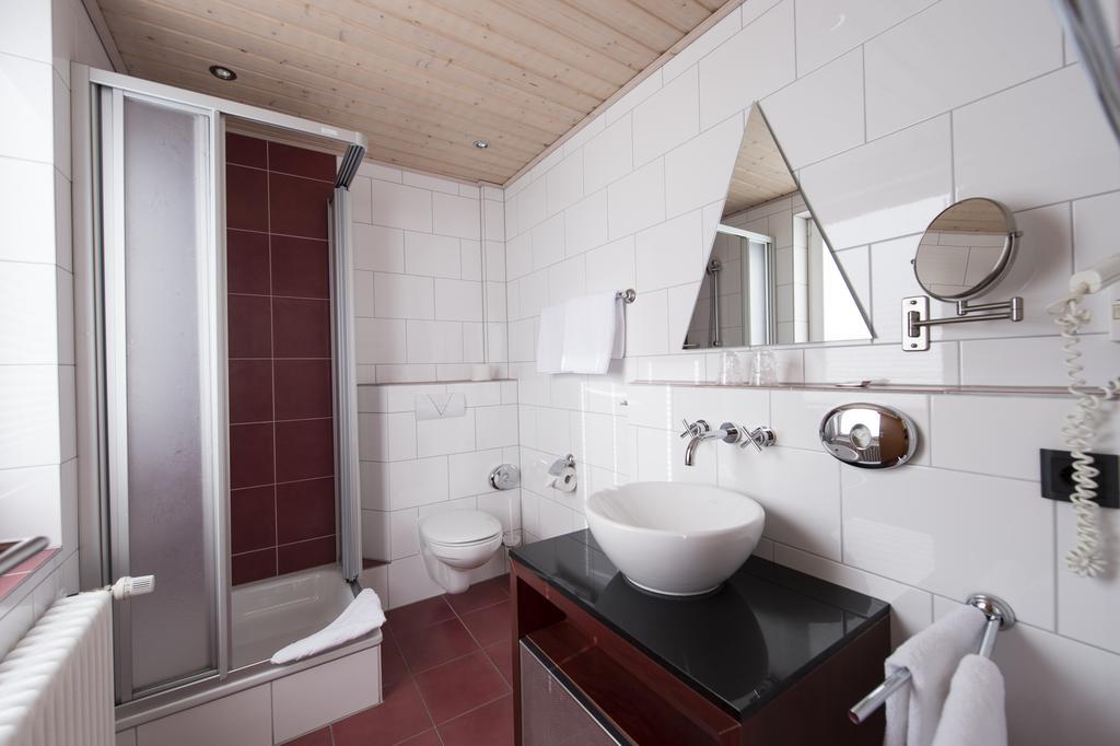 Family Room Shower,250584949:JPEG